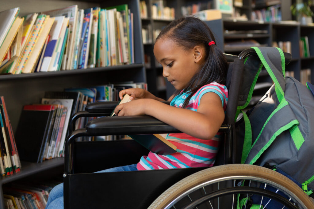 Criança com deficiência motora em biblioteca