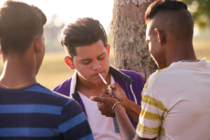 Alunos fumando na escola e usando outras drogas. O que fazer?