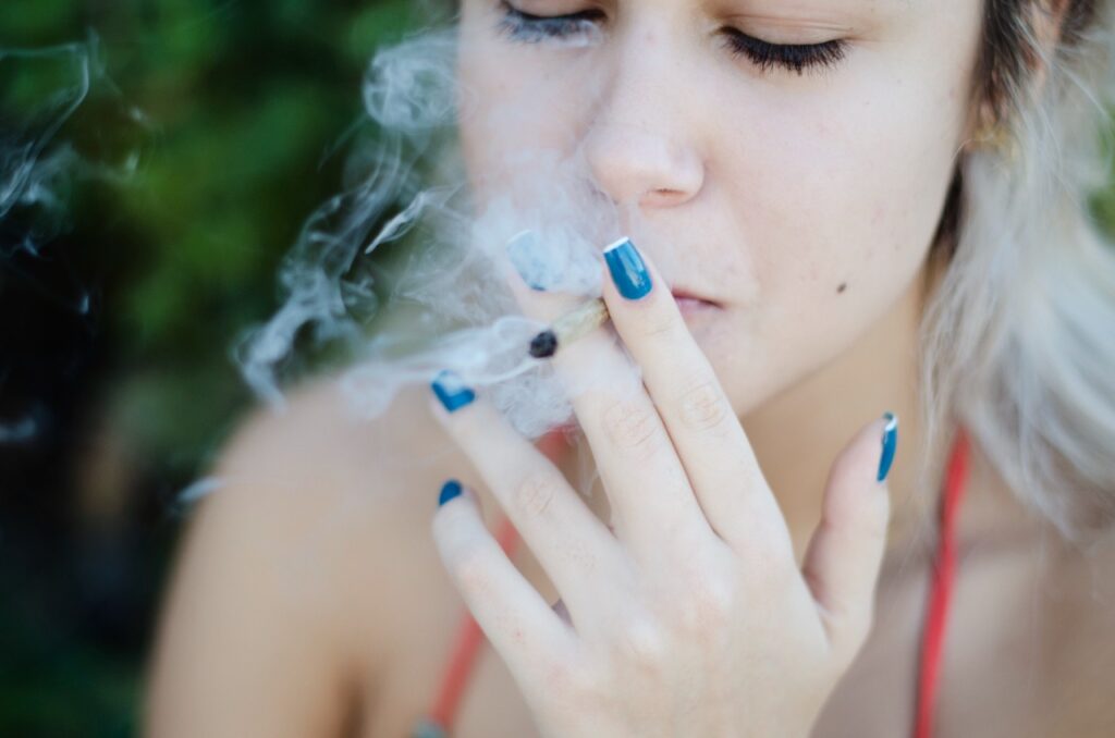 Adolescente fumando maconha