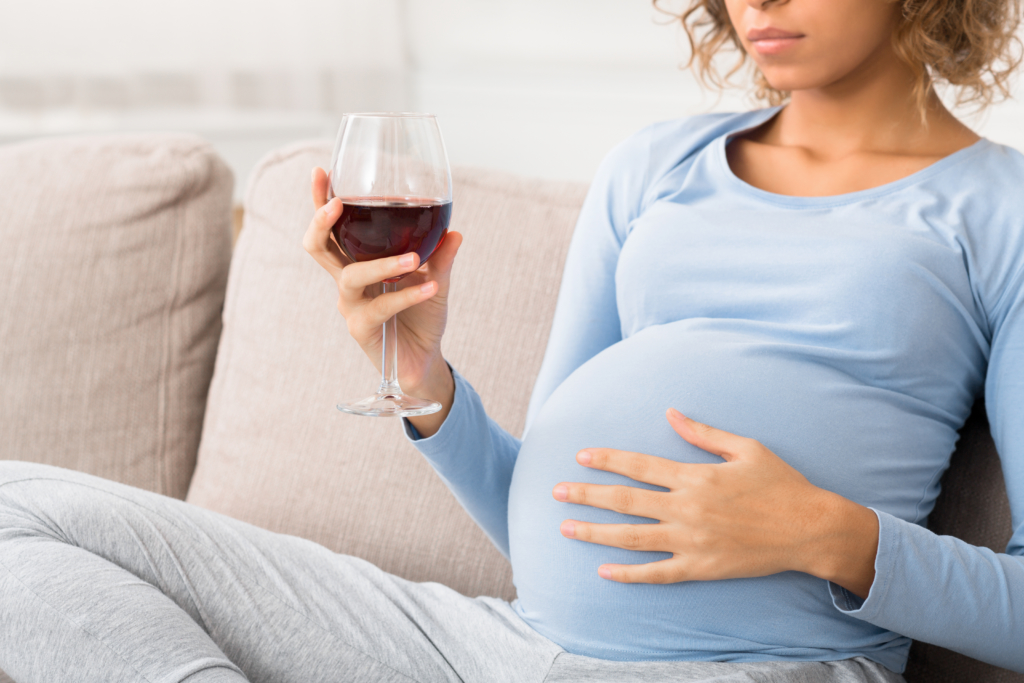 Mulher bebendo álcool durante a gravidez