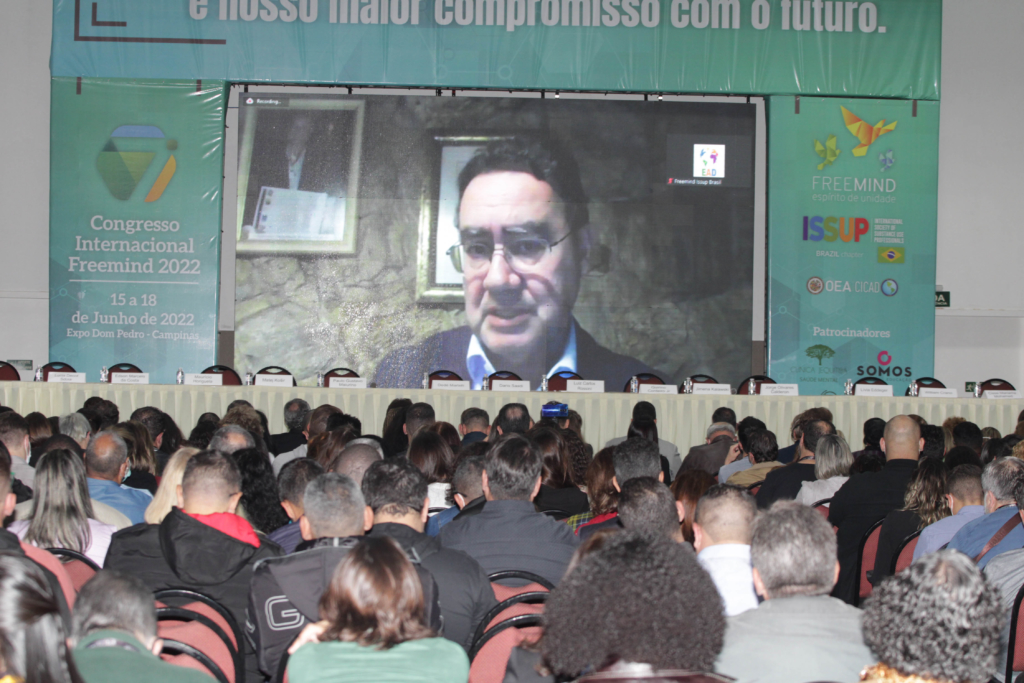 Dr. Augusto Cury durante palestra ao público do 7º Congresso Internacional Freemind