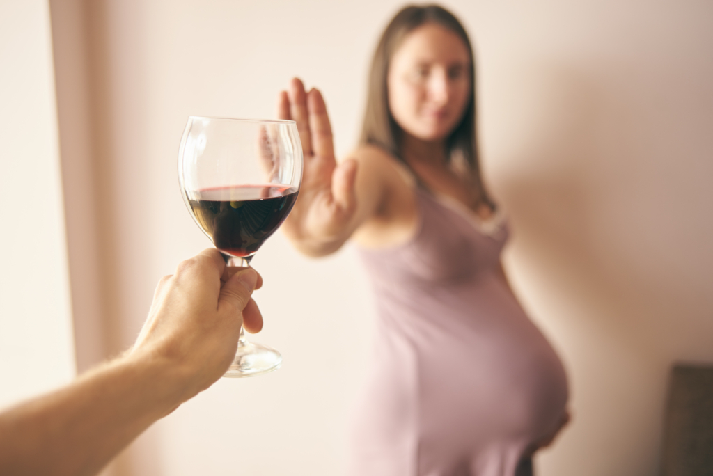 O consumo de álcool por uma mulher grávida pode atingir o sistema nervoso central do feto, provocando SAF