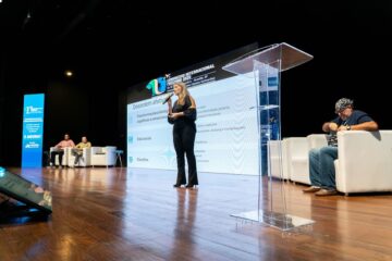 Por suicídio, cerca de mil adolescentes morrem, por ano, enquanto mundialmente as taxas de suicídio caíram entre 2000 e 2020, no Brasil.