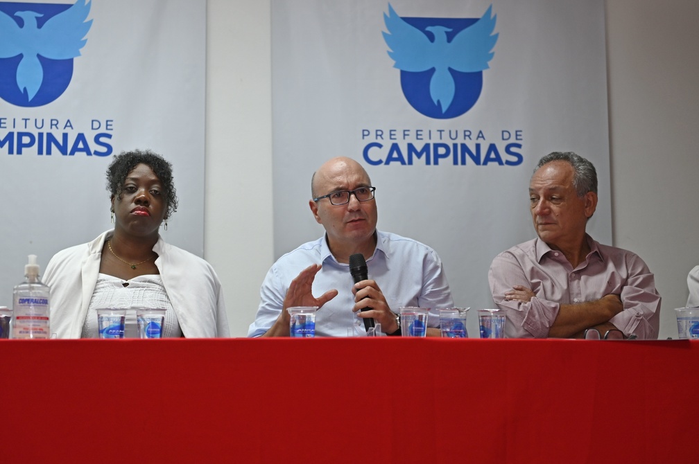 Em destaque o Prefeito de Campinas na solenidade de homenagem aos concluintes dos cursos de prevenção do Projeto Piloto de Campinas